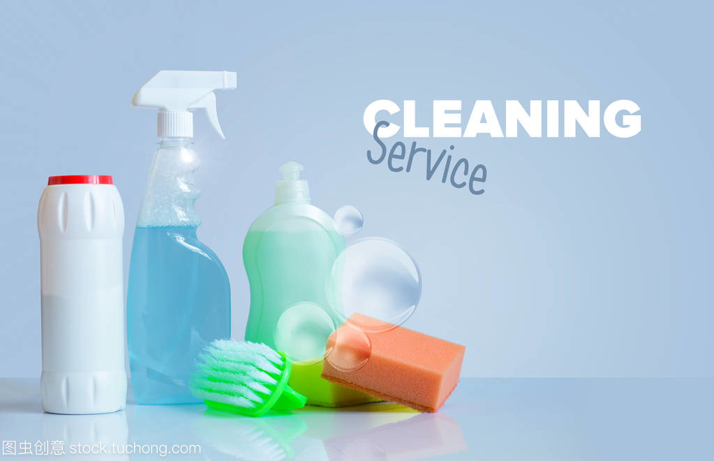 蓝色背景上的清洁服务 专业与信赖的象征